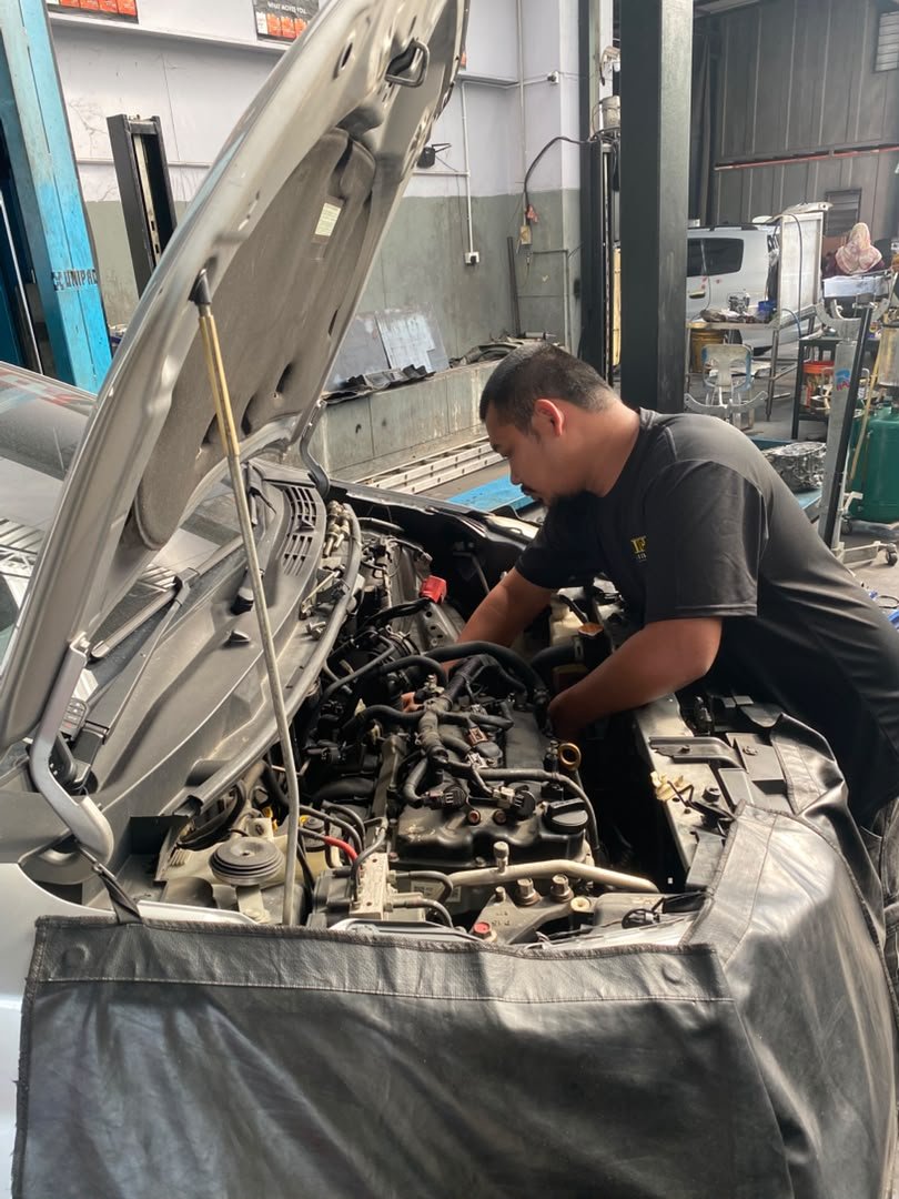 Mechanic Commects periksa enjin kereta