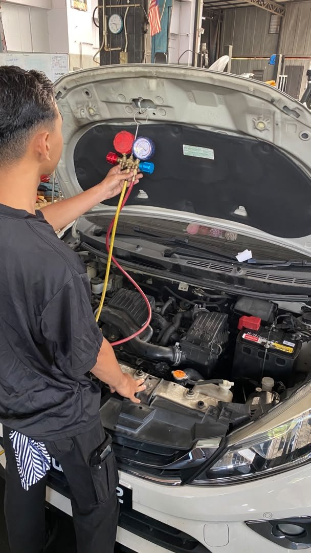 Mechanic Commects check tekanan gas aircond kereta
