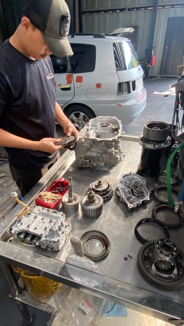 Mechanic Commects buka dan overhaul gearbox automatik di bengkel Ampang