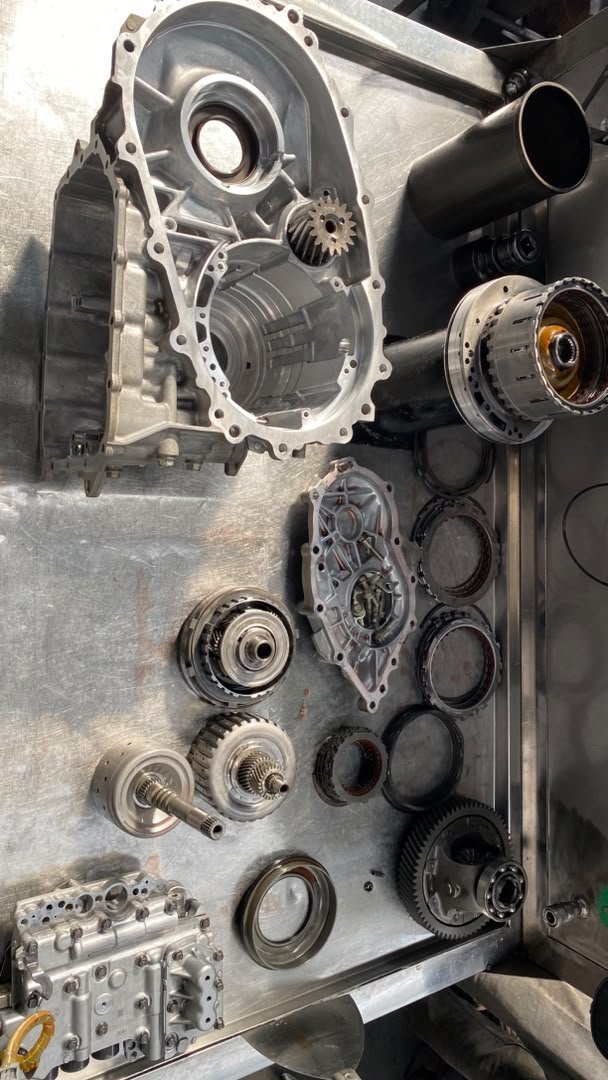Komponen gearbox automatik yang dibuka semasa overhaul